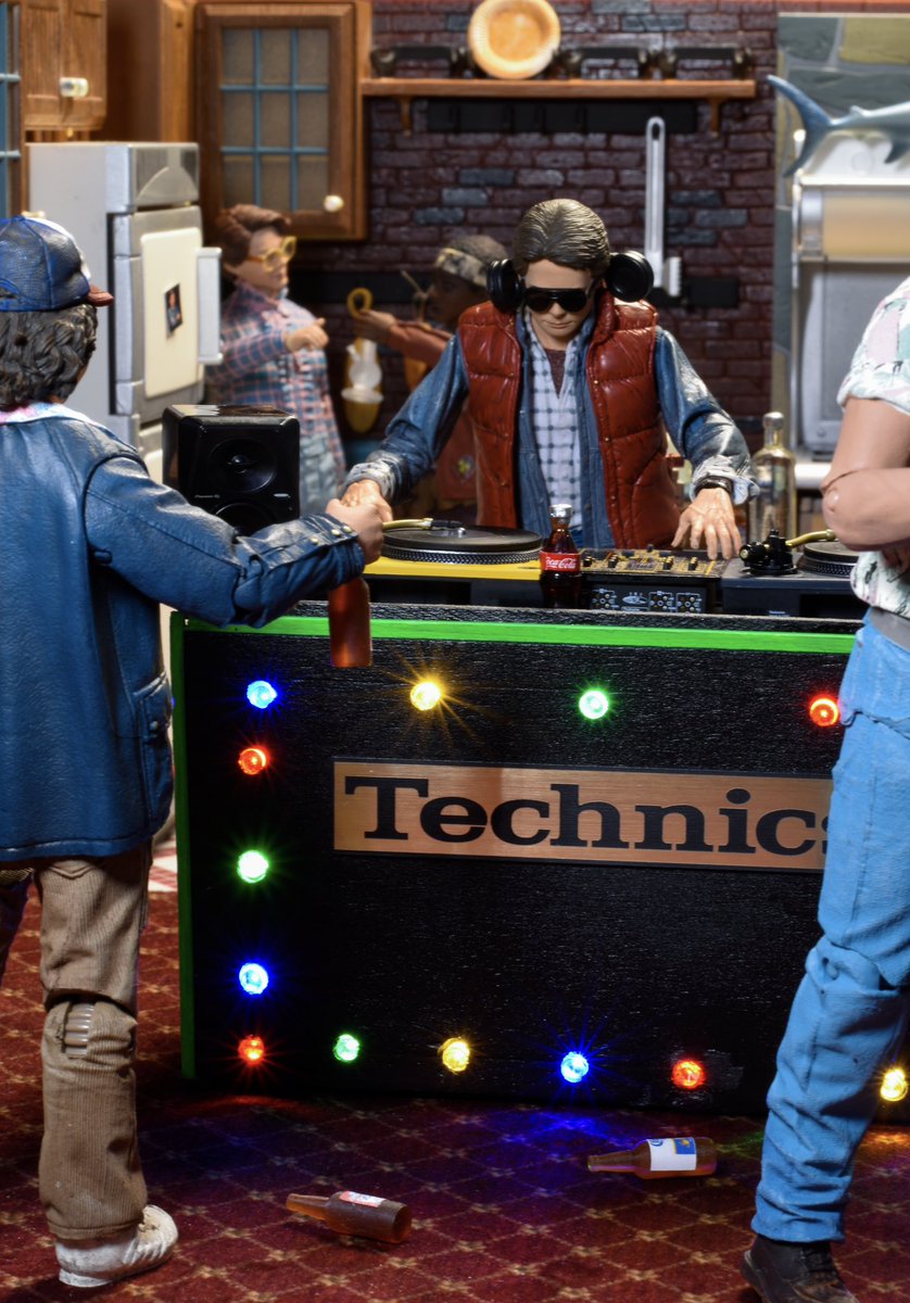 Back to the old skool 🎧🎶 #martymcfly #backtothefuture #happyeaster2024 @NECA_TOYS