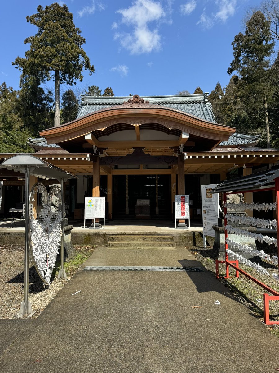 kamo_jinja_'s tweet image. 賀茂神社⛩夢・恋・別が叶う✨
氣が集まるパワースポット✨
手を合わせてご祈願しましょう👏

#今日の言葉国  『#中央アフリカ』 

アフリカ大陸の中央に位置することに由来しています