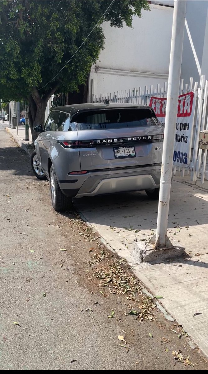 ciudadhumanahoy's tweet photo. Su apoyo @AMEQueretaro @SSPMQueretaro  para retirar e infraccionar a SUV estacionado sobre la banqueta en colonia carretas sobre Ejército Republicano #143. Placas UNL-765-D. https://t.co/76Nn0wOCDK