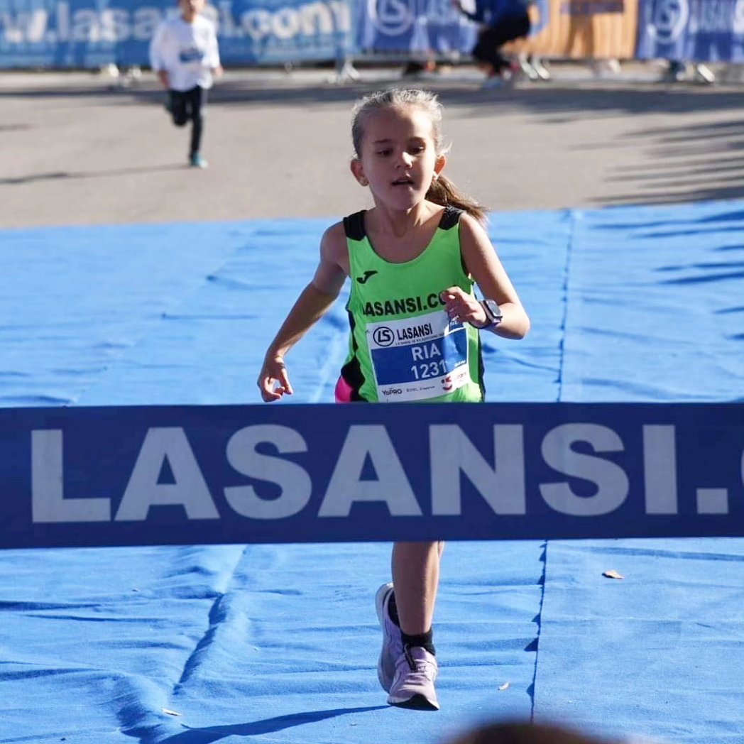joseluisblancoq's tweet photo. ¡FELIZ CUMPLEAÑOS RIA! 🌞 

Hoy cumple 7 años mi hija Ria, que entre otras cualidades a las 43 horas de vida ya estaba participando en carrito en una Cursa.
🥰
🎂💘
Fútbol, atletismo, lo que quiera...
Ría proviene, entre otras, de la Ría que saltamos en un 3.000m.obs. 🤨😄🙄💆♀️ https://t.co/s7VGCTY3ik