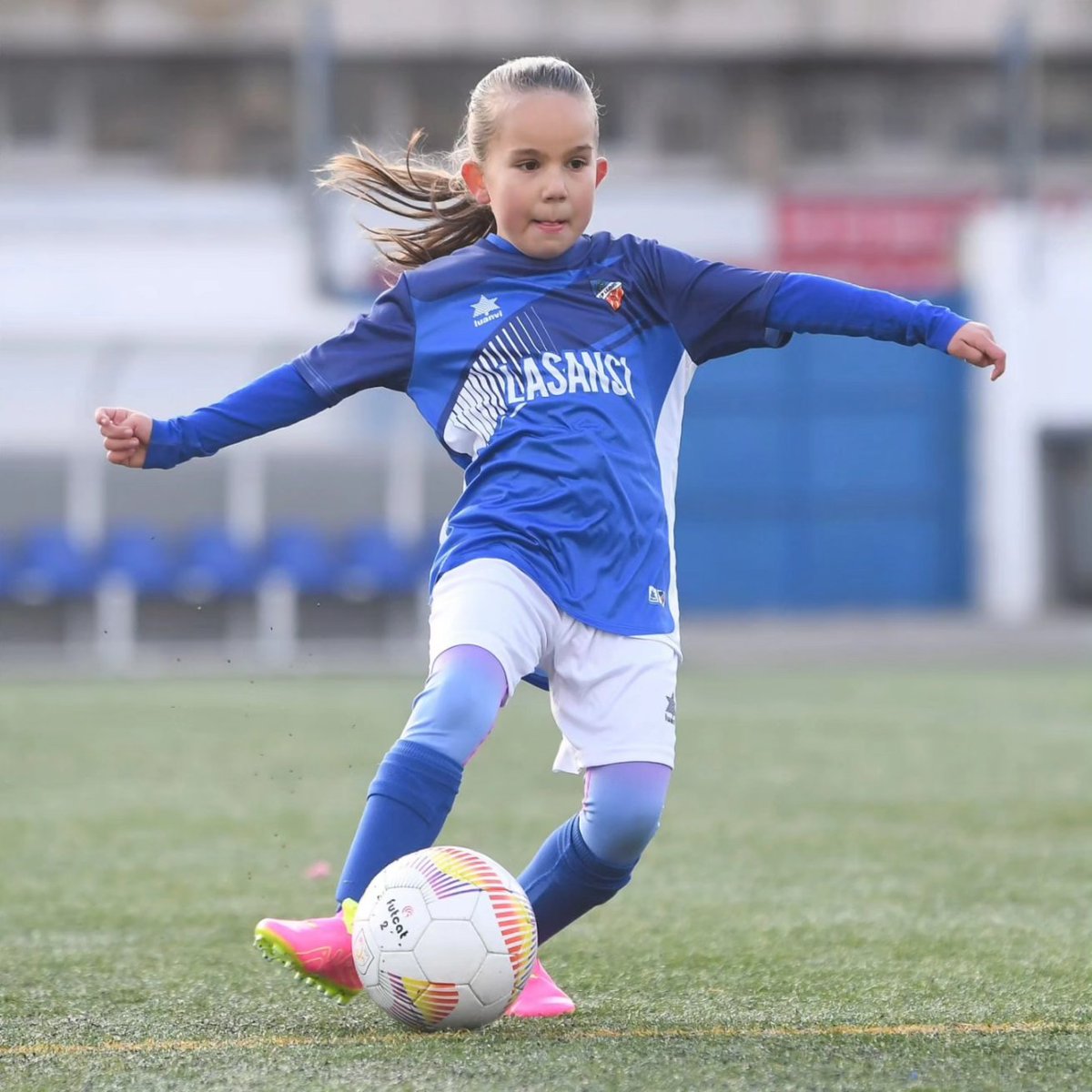 joseluisblancoq's tweet photo. ¡FELIZ CUMPLEAÑOS RIA! 🌞 

Hoy cumple 7 años mi hija Ria, que entre otras cualidades a las 43 horas de vida ya estaba participando en carrito en una Cursa.
🥰
🎂💘
Fútbol, atletismo, lo que quiera...
Ría proviene, entre otras, de la Ría que saltamos en un 3.000m.obs. 🤨😄🙄💆♀️ https://t.co/s7VGCTY3ik