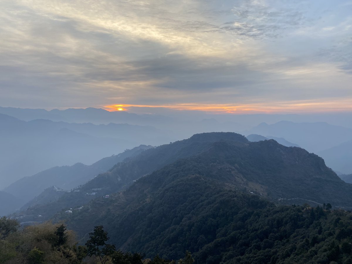 Annapax3's tweet photo. Surya Namaskara ✨#Himalaya https://t.co/utgTuW0Hal