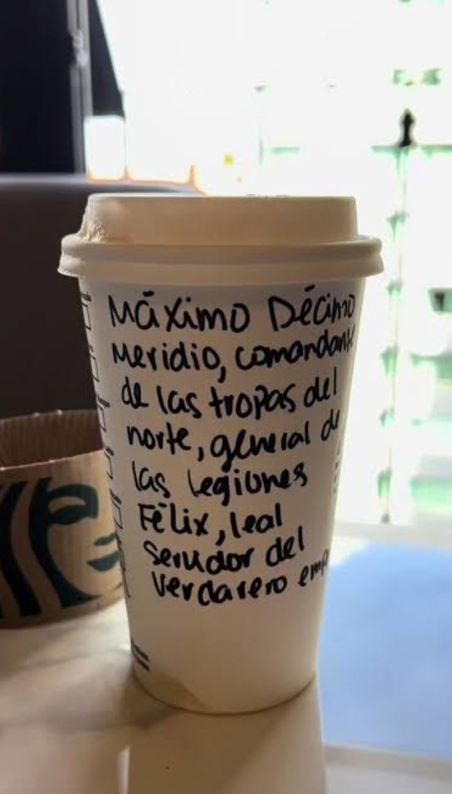 FitSurgeon's tweet photo. Hola @StarbucksMex hoy me sucedió esta desagradable situación con uno de sus baristas quien me puso esa frase como mi nombre. Ya ni siquiera puedo pedir un café sin ser acosado, por favor eduquen a su personal y que ningún inventado vuelva a llorar de impotencia como yo. https://t.co/MpcdqexQOr