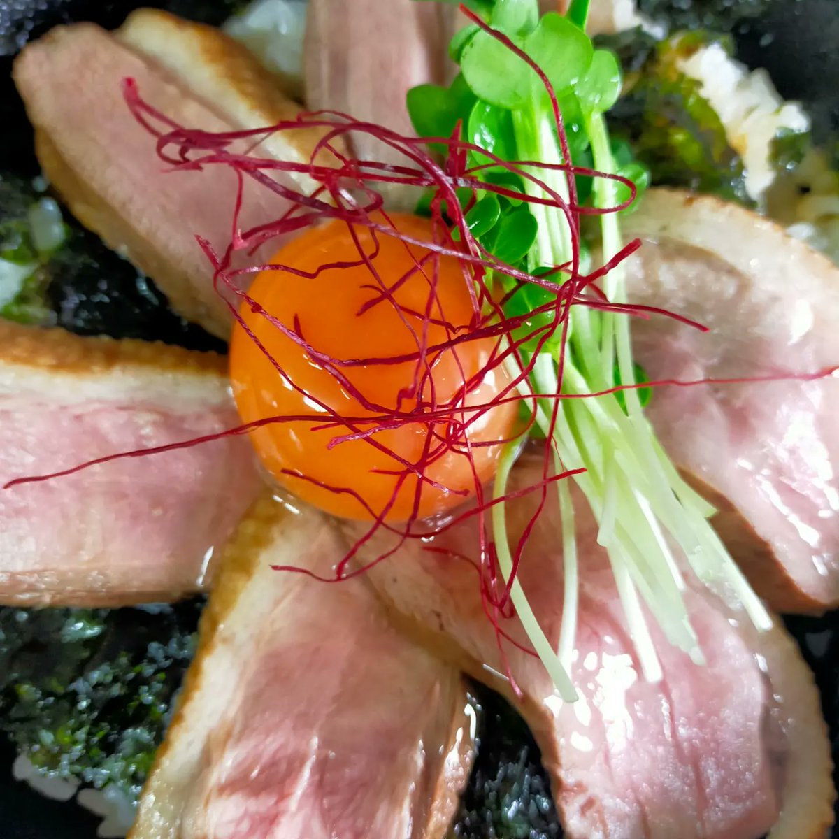 akahodani's tweet photo. わくわく夢マルシェ
ご来館ありがとうございました☺️
桜が開きはじめてます🌸
鴨ロース丼人気です♪
そろそろたけのこ、山菜の
季節！！
次回２／２１（日）
１１：００〜
たけのこ、山菜メニュー
追加してお待ちしてます♪
#赤穂谷温泉
#わくわく夢マルシェ
#桜
#白猫
#看板猫
#鴨ロース丼 https://t.co/G8rwiLOveq