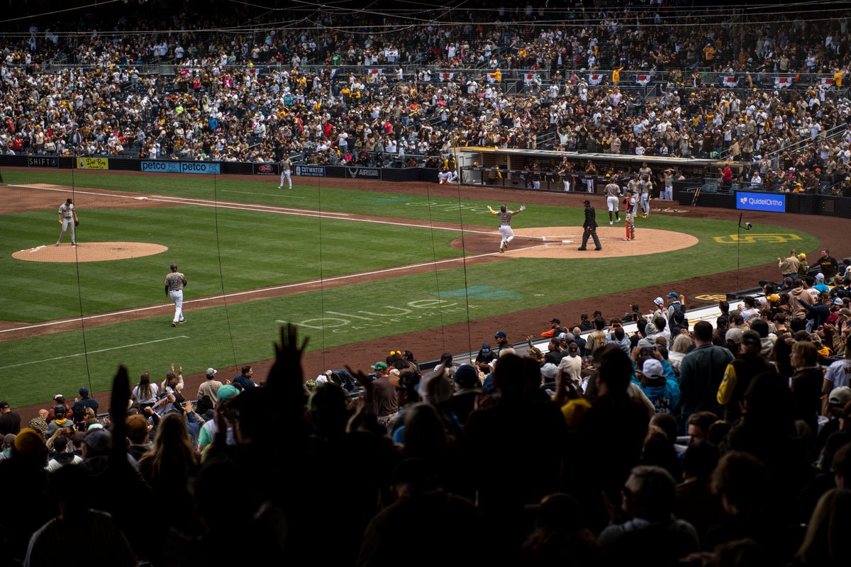 The vibes during Ha-Seong's home run were immaculate 😍