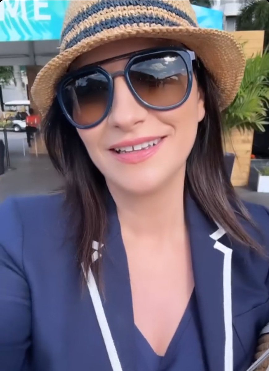 QUE TIPA TOPPP , que bellísimo look , como la estas pasando en la gira de todo América <a href="/LauraPausini/">Laura Pausini</a> ?? Ya extrañas tu casa del otro lado del charco?