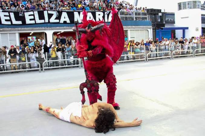 LinaHQ's tweet image. Comunista em feriado religioso/Comunista o resto do ano…