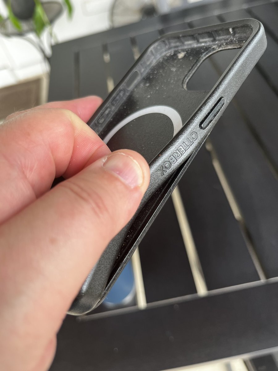 jgb8384's tweet photo. @OtterBox is this supposed to happen? https://t.co/TgxzX95g34