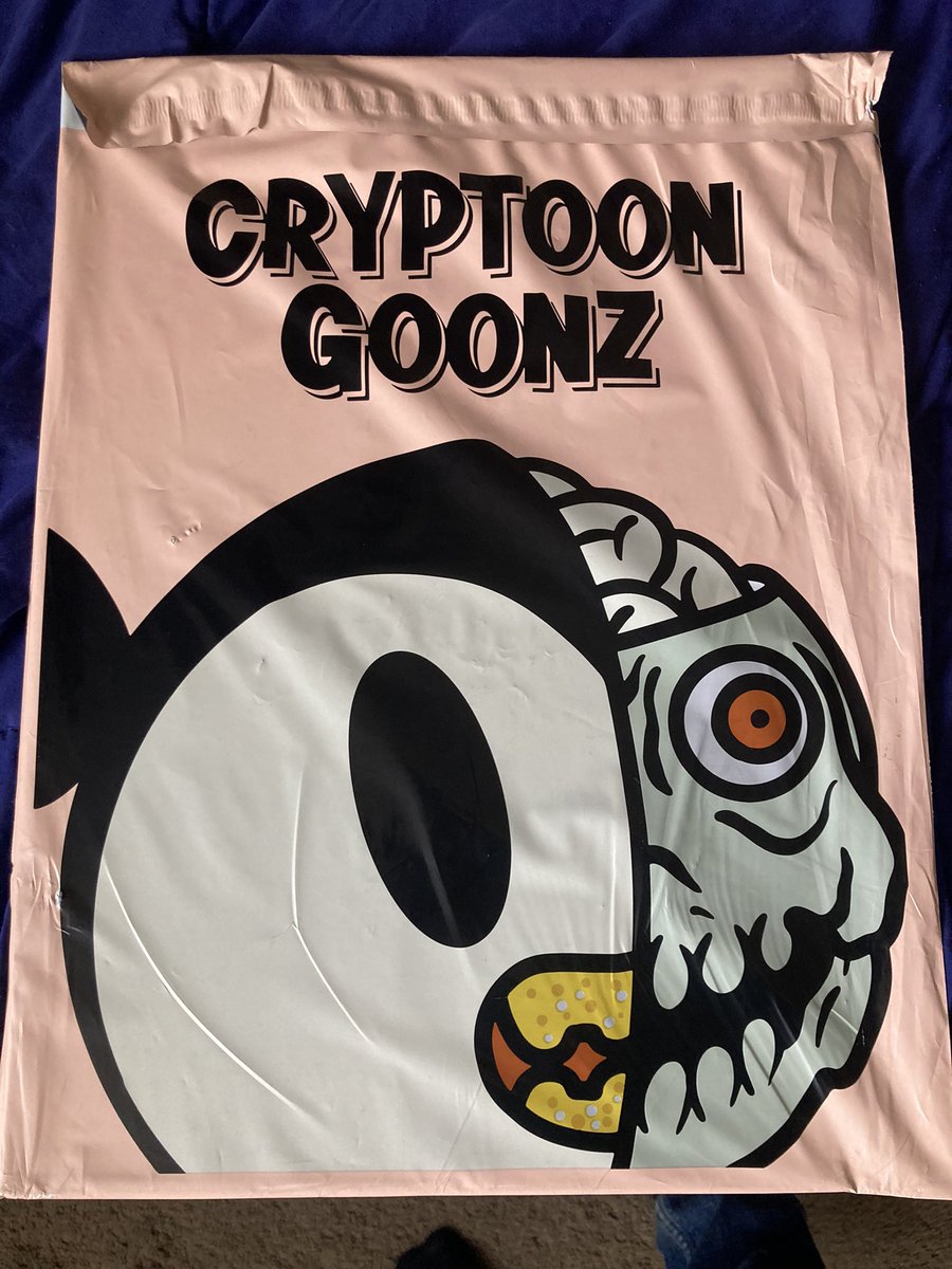 Yooo …love the custom packaging for the limited edition screen print. Shout out to @Dentinmyhead and @GoatCloak for the sick collab and artwork. I Immediately framed it and gave it to my kiddo. He loves it! Thanks sooo much! @DentedFeelsNFT @Goonz_World