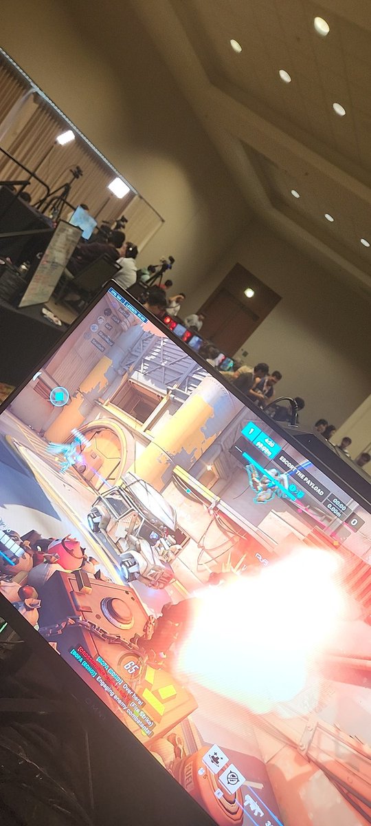 litdotgif's tweet photo. overwatch at kkon https://t.co/E00RBCks81