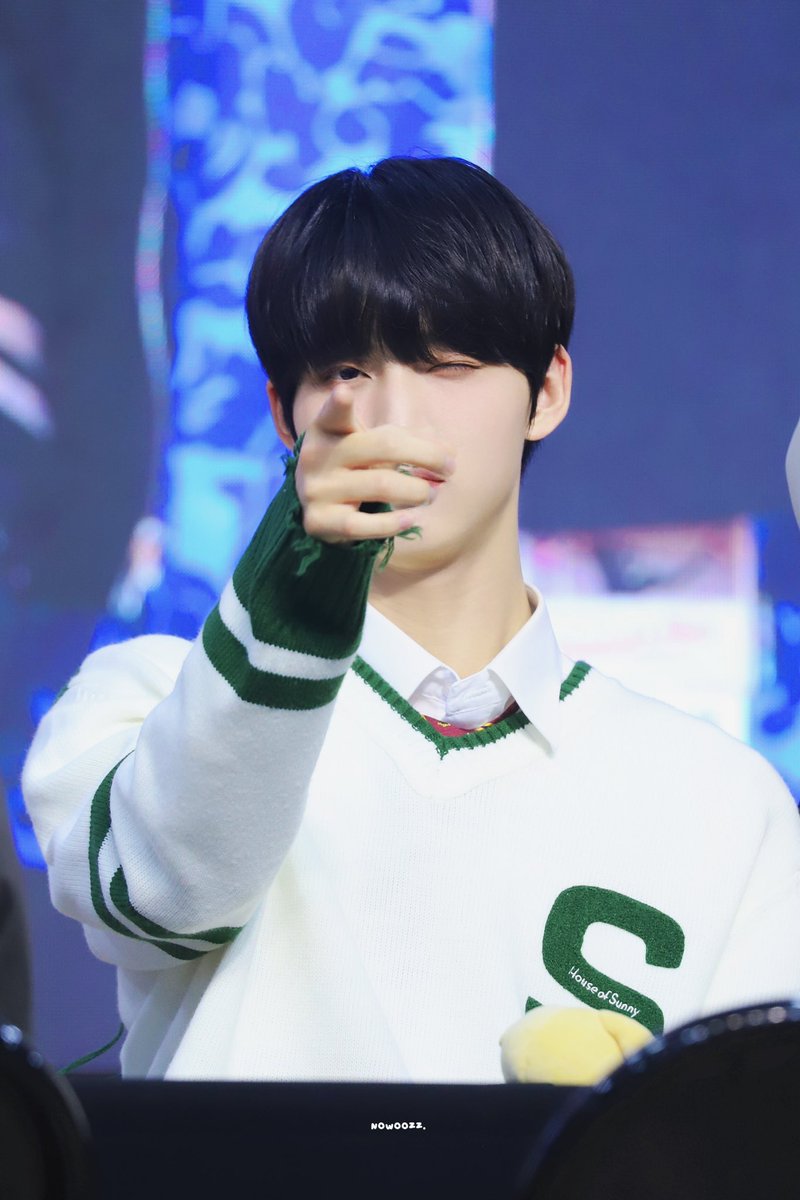nowoozz's tweet photo. 𝟐𝟑𝟎𝟑𝟏𝟐 🪄

너에게 반했음^

#은휘 #HWI
#AprilFoolsDay https://t.co/Jury9O7UoZ