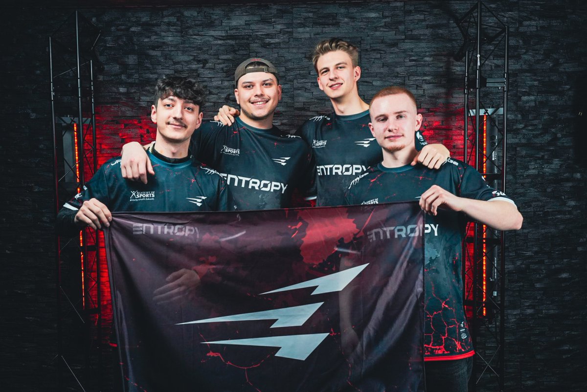 EntropyGaming's tweet image. So sehen Sieger aus...! 🎤

Wir gewinnen im Finale mit 3:0 (7:2, 7:1, 7:2) und sind damit Champions der Voltage Console League! 🏆