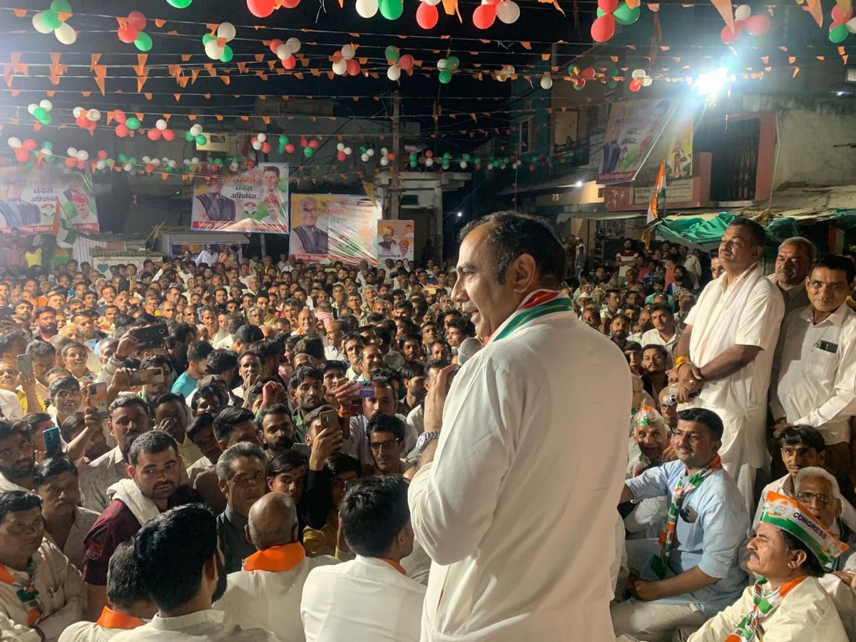 jitupatwari's tweet photo. आज राजगढ़ लोकसभा की सुसनेर विधानसभा के ग्राम मोहना में कांग्रेस के लोकसभा प्रत्याशी, आदरणीय @digvijaya_28 जी द्वारा ‘वादा निभाओ पदयात्रा’ में सम्मिलित होकर सभी परिवारजनों से संवाद किया।

राजगढ़ लोकसभा की जनता का यह अपार उत्साह परिवर्तन का परचम लहरायेंगा। https://t.co/AeDl0VoJGv