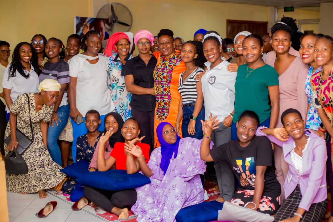 SemuDorothy's tweet photo. Machi- mwezi wa kusherekea mafanikio ya wanawake katika nyanja mbalimbali. Nilifurahi kutoa simulizi ya safari yangu ya uongozi katika siasa kwa #mabinti wenye #ndoto kubwa kwenye #Kilinge na #Kungwi inayoandaliwa @tgnptz. https://t.co/eNga7Rz1JM