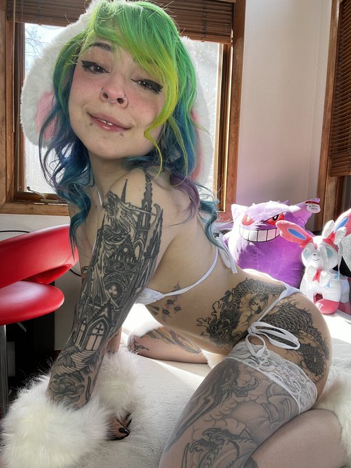 say hi if i can hop over to your dms 🥺 https://t.co/8YVg6TL8SU