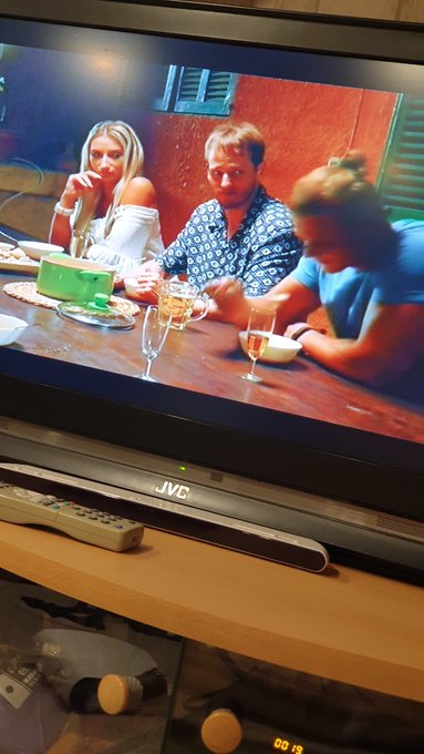 Und nichtsahnend sieht man da pl&ouml;tzlich @VikaViktoriaCam im TV hahaha https://t.co/zwDM7jPaDo<a class="tags" href="/tag/vikaviktoriacam">@vikaviktoriacam</a><a href="/tag/twitch"class="tags"><span>#twitch</span></a>