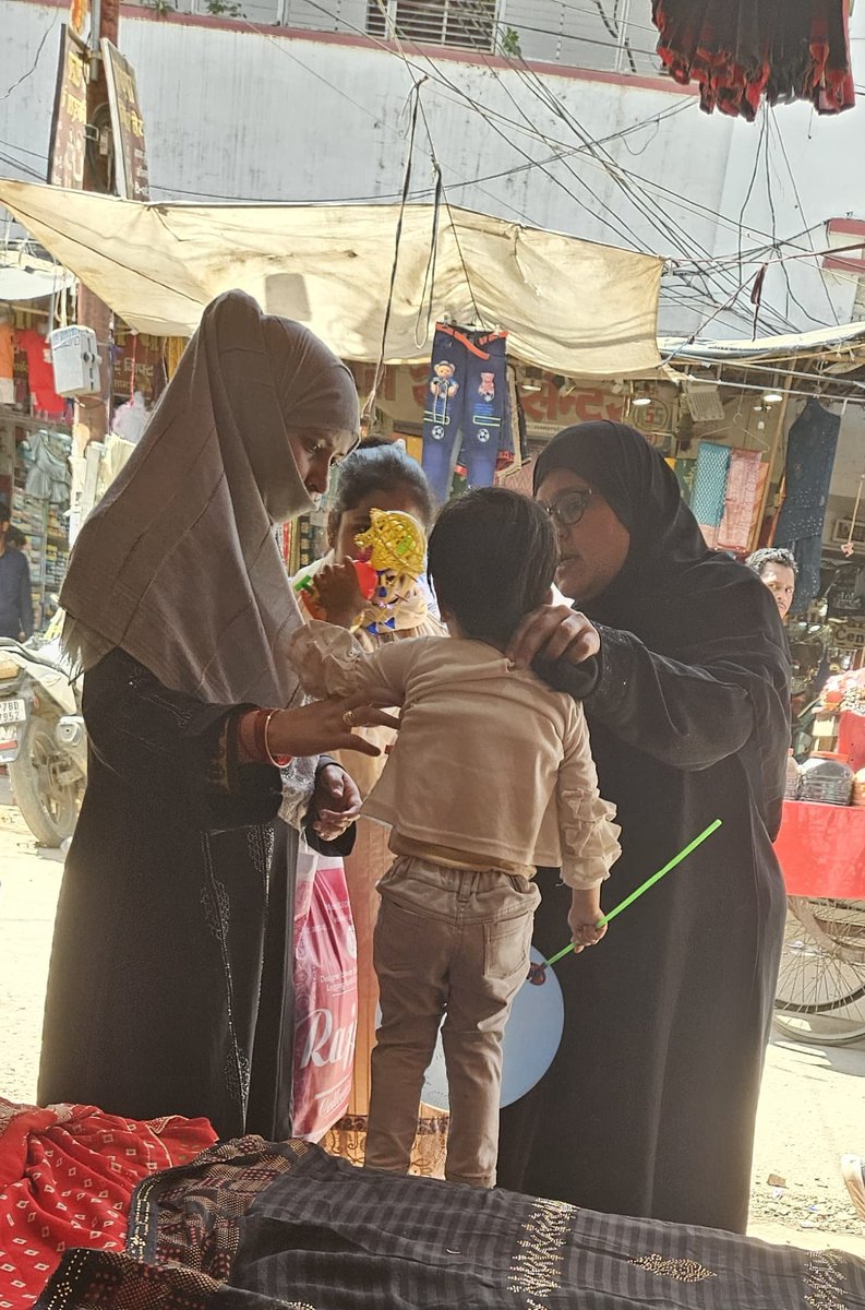 isanjaytrivedi's tweet image. आज दिनांक - 31/03/2024 को  &quot;नौशाद&quot; जी की सिसामऊ बाज़ार में खोई हुई बेटी अनाउसमेंट सिस्टम की मदद से उन्हें धुंडवाकर वापिस की गई।🙏🌹

 @Uppolice
@kanpurnagarpol @DMKanpur

#sanjay_trivedi_kanpur #LostChild #HelpFindThem #MissingChild #CommunityAlert #BringThemHome #LostKids