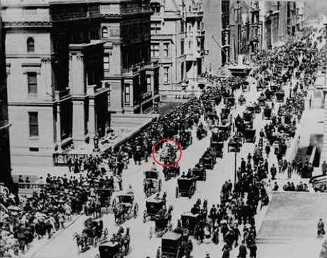 JonErlichman's tweet image. Easter in NYC                         Easter in NYC 
in 1900: 1 car                          in 1913: 1 horse