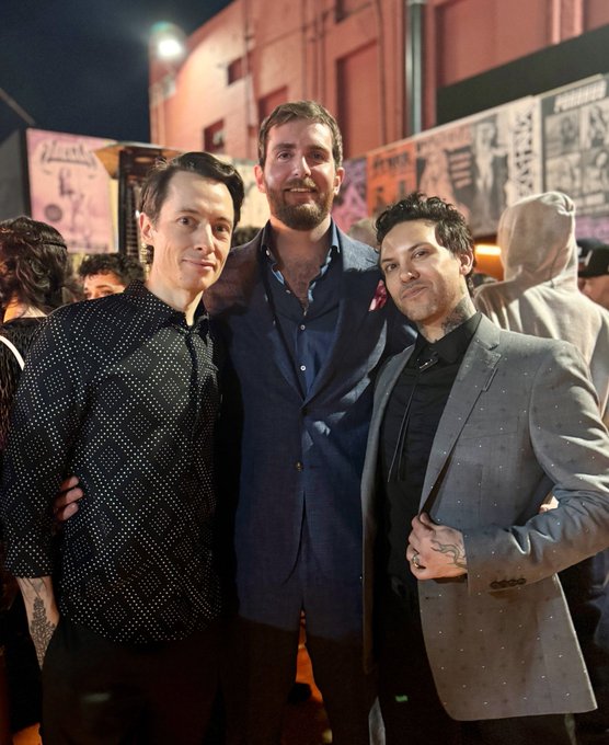 It&rsquo;s an airtight friendship 🤝 @thesmallhands_ @veryowengray https://t.co/4kh0uzepXq<a class="tags" href="/tag/thesmallhands_">@thesmallhands_</a><a class="tags" href="/tag/veryowengray">@veryowengray</a>