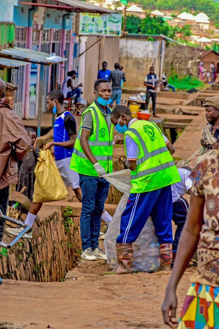 acapebu's tweet photo. Célébration réussie de la Journée Mondiale Zéro Déchet! 
Grâce à l'engagement de notre communauté, nous avons collecté plus de 40 sacs de bouteilles en plastique au marché de #Kinama en @MairieBuja , et plus de 25 sacs au Centre ville de @Gitega, quartier Nyamugari. #Burundi https://t.co/khNcFnEGlU