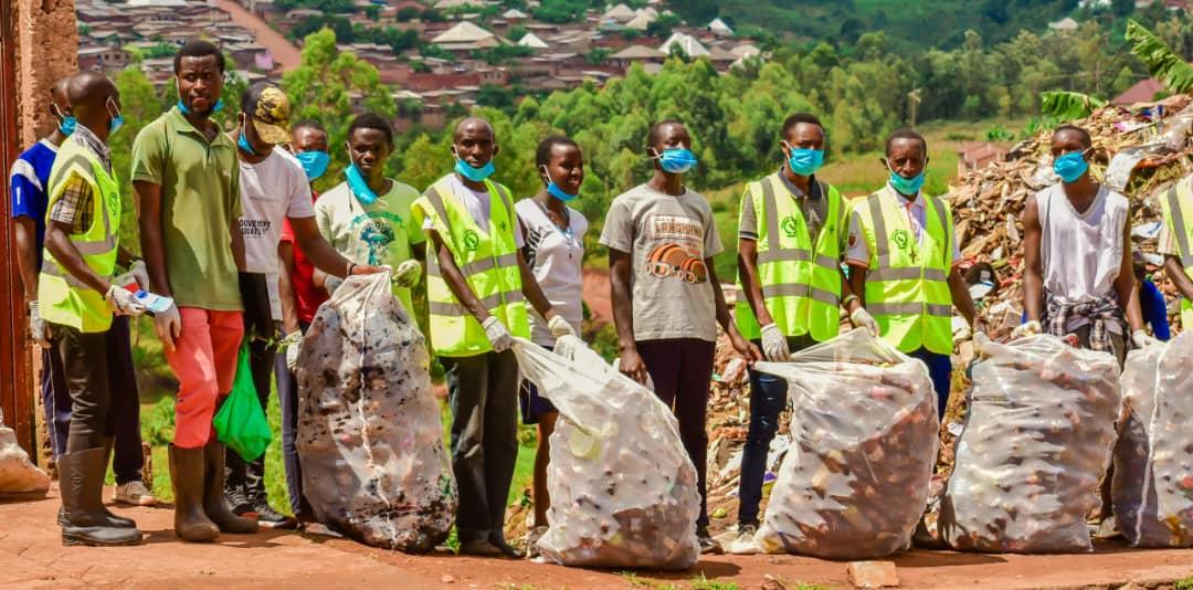 acapebu's tweet photo. Célébration réussie de la Journée Mondiale Zéro Déchet! 
Grâce à l'engagement de notre communauté, nous avons collecté plus de 40 sacs de bouteilles en plastique au marché de #Kinama en @MairieBuja , et plus de 25 sacs au Centre ville de @Gitega, quartier Nyamugari. #Burundi https://t.co/khNcFnEGlU