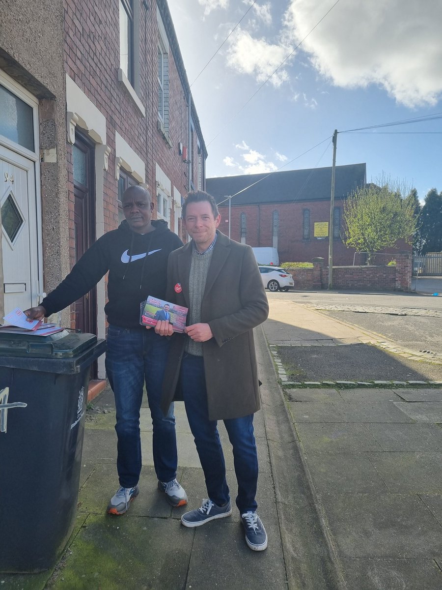 Listening to resident's concerns in Stoke. Lots of positive conversations. They are fed up with Tory lies & want change. David has promised to be that voice for change in Stoke North. Let's turn it Red 🌹 @SoTLabour @UKLabour @WMLabour @fjgm_ @david4lcs @CllrAshworth