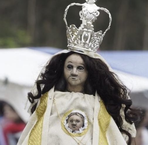 La Virgen del Nordés en su procesión anual. El resto del año permanece custodiada en una vitrina del sótano de los Warren.