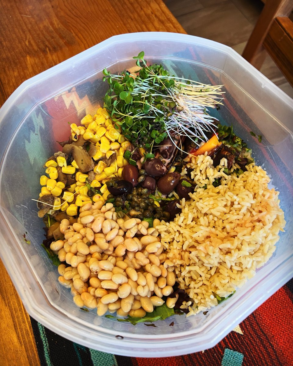davidhanley72's tweet photo. Trying to make my home salads as attractive as a restaurant ones. Spring mix, brown rice, navy beans, black olives, capers, micro greens, roasted peppers, corn, roasted mushrooms, pomegranate dressing. #plantbased #mcdougalldiet #starchsolution https://t.co/K0Emdy4Wrb