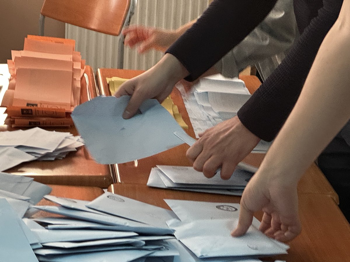 sputnik_TR's tweet photo. Bursa'da son durum: Sandıkların yüzde 33'ü açıldı
🔸CHP'den Mustafa Bozbey: Yüzde 46.93
🔸AK Parti'den Alinur Aktaş: Yüzde 39.39 https://t.co/9muwyfylRb