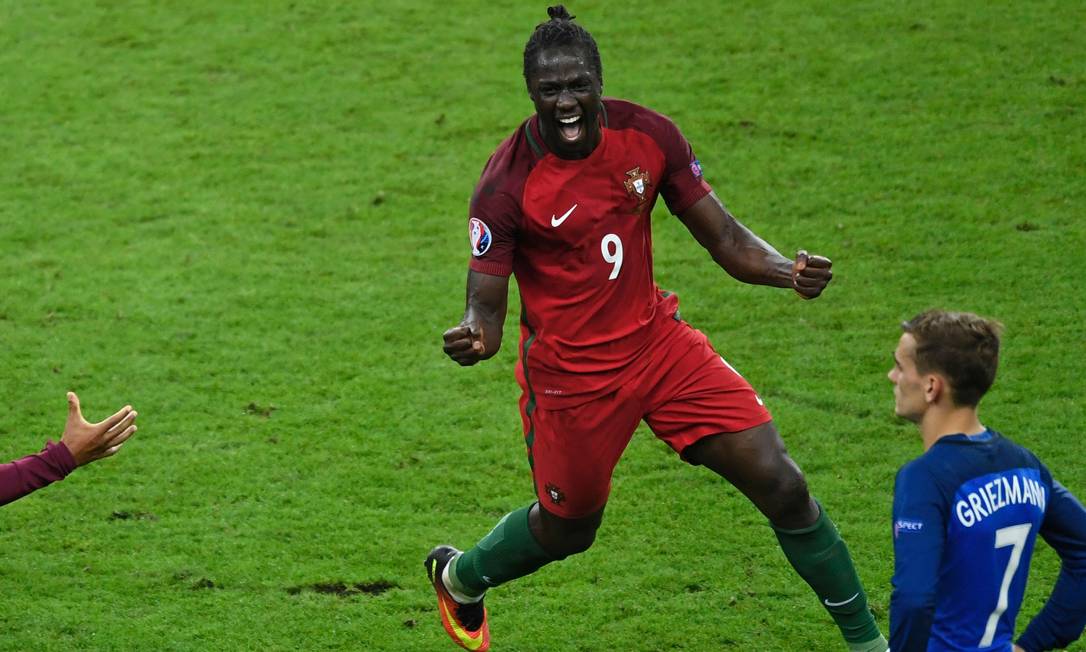 🇵🇹 vs. 🇫🇷 x4 in the 1st round of the <a href="/EstorilOpen/">Millennium #EstorilOpen</a>...

[WC] João Sousa (POR) vs. [5] Arthur Fils (FRA)
[WC] Henrique Rocha (POR) vs. [7] Gael Monfils (FRA)
Nuno Borges (POR) vs. [Q] Lucas Pouille (FRA)
[Q] Jaime Faria (POR) vs. Constant Lestiéne (FRA)

We need to call this guy: