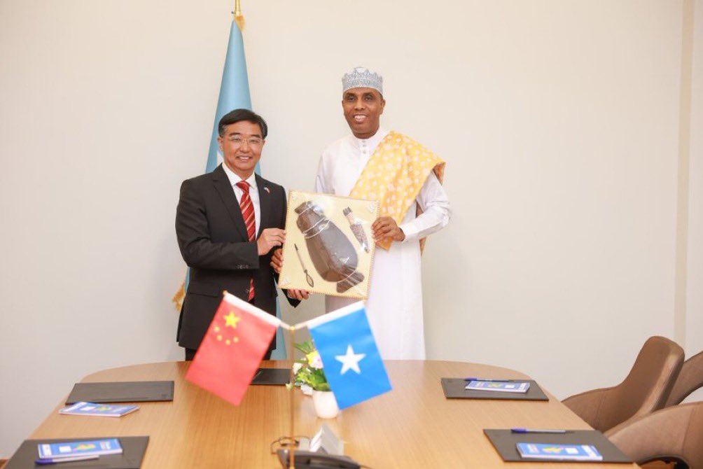 Prime Minister @HamzaAbdiBarre bids farewell to the outgoing #Chinese Ambassador to #Somalia, @FeiShengchao, who completed his three years of duty. The PM commended the Ambassador for strengthening the bonds between the two countries during his tenure.