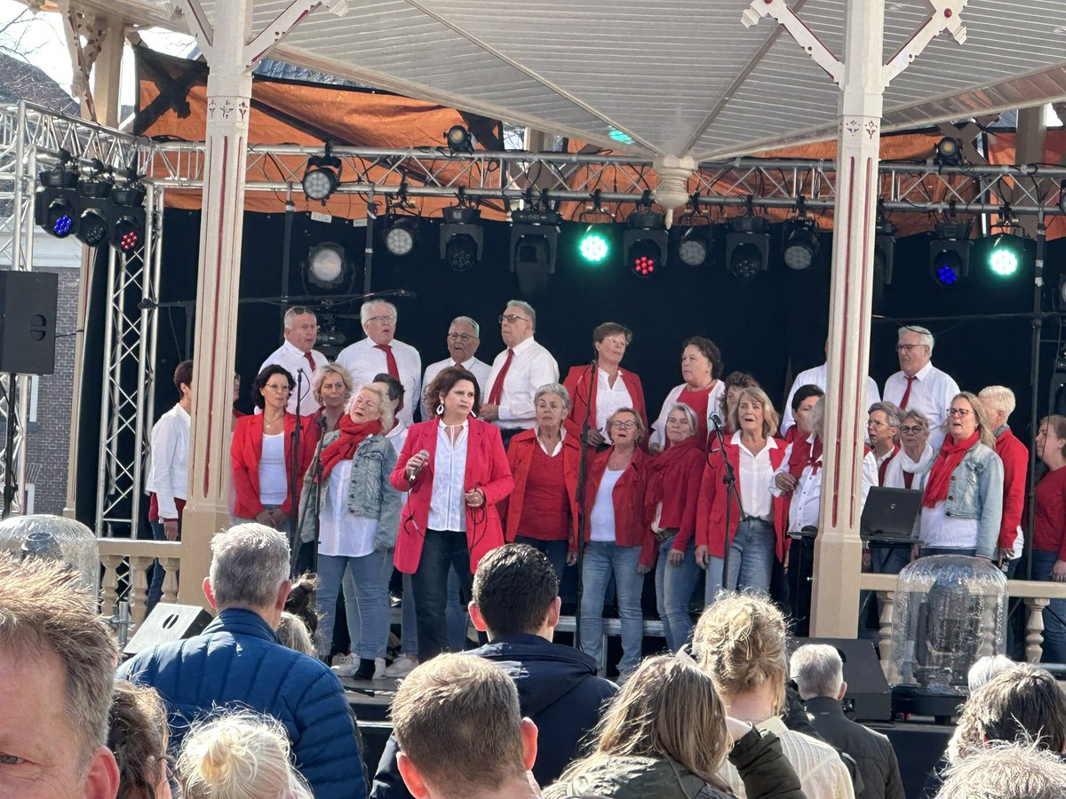 TheoRietkerk's tweet photo. Derde dag @sailkampen @gemeentekampen was vanmiddag zonnig en gezellig! Op de #nieuwemarkt traden diverse koren/muzikanten op. Ook #FoxFive met o.a. @vliegje37 trad op onder goede belangstelling. Daarna op terras bij #EetkamerdeTijd #ontmoeten #ontdekken #opgestaan https://t.co/LchIY3QZRU