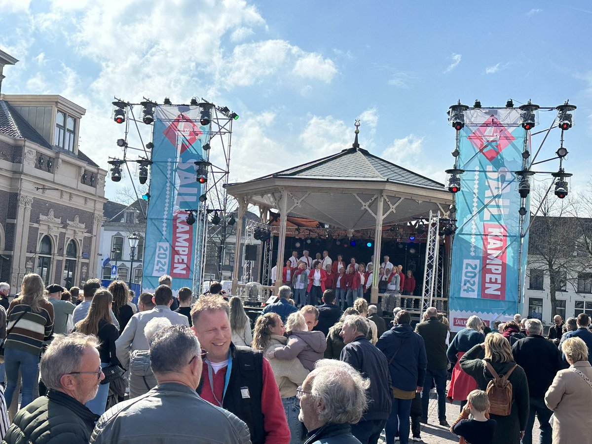 TheoRietkerk's tweet photo. Derde dag @sailkampen @gemeentekampen was vanmiddag zonnig en gezellig! Op de #nieuwemarkt traden diverse koren/muzikanten op. Ook #FoxFive met o.a. @vliegje37 trad op onder goede belangstelling. Daarna op terras bij #EetkamerdeTijd #ontmoeten #ontdekken #opgestaan https://t.co/LchIY3QZRU