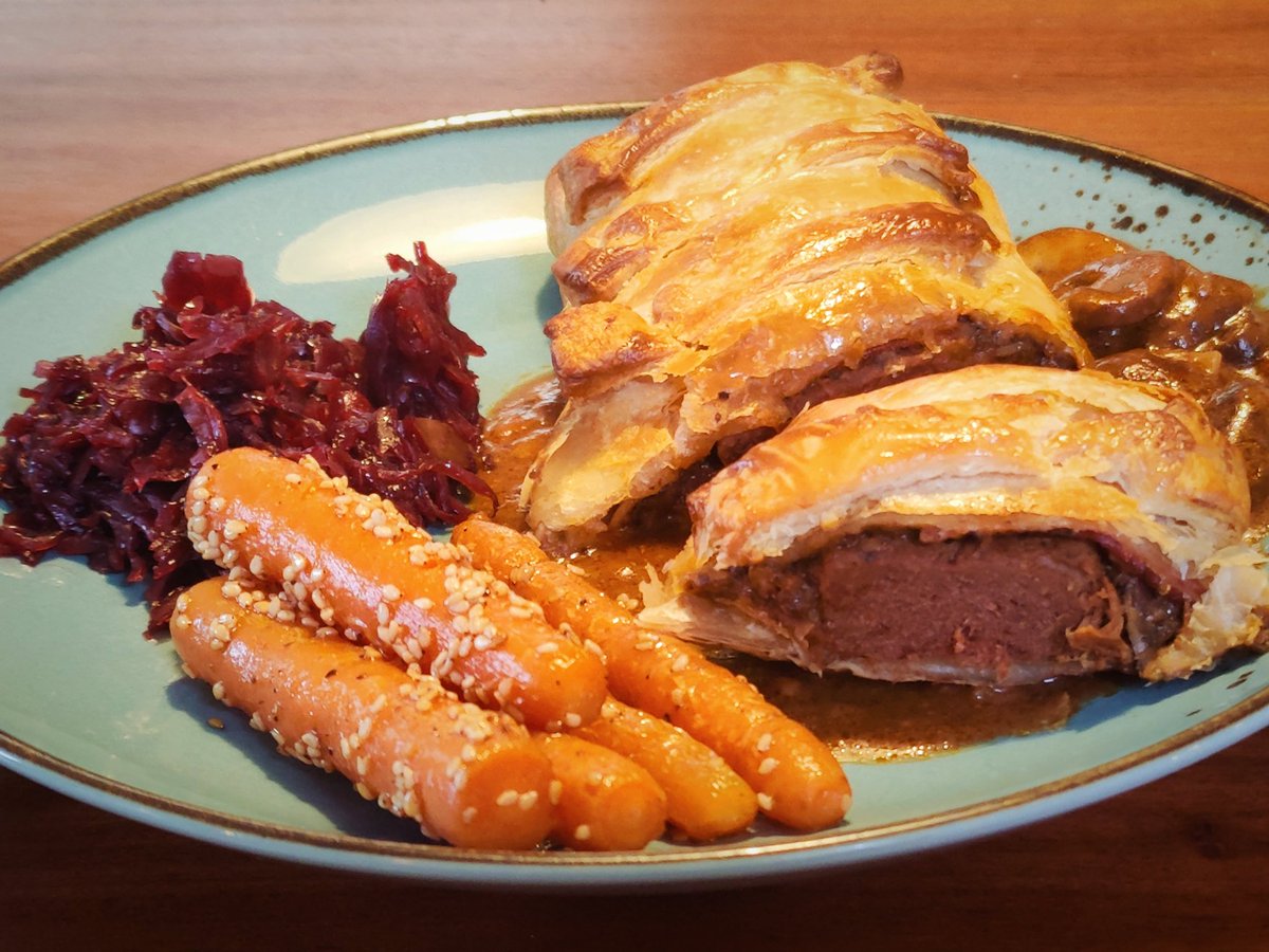 'Beef' Wellington mit 'Lamm' Filet von Aldi, Speckstreifen und Champignons-Duxelles, Pilz Jus, Rotkohl und Sesam Möhren. #GoVegan