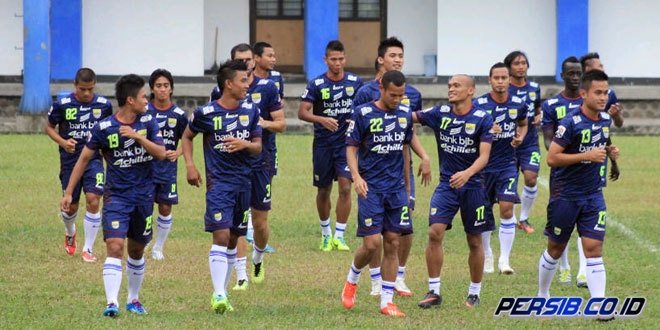 raka_gemma's tweet photo. utk musim 2013/14 highlightnya,selain Persib Juara,si jersey 3rd bs lolos produksi stelah bbg mcm cobaan.
Untuk Persija, setelah konsultasi dgn om @Legendary1928 kt berhasil ngepush lagi kit warna merah yg byk nilai historinya, dan kdepannya jd staple buat macan kemayoran. https://t.co/k1lHwzGsex
