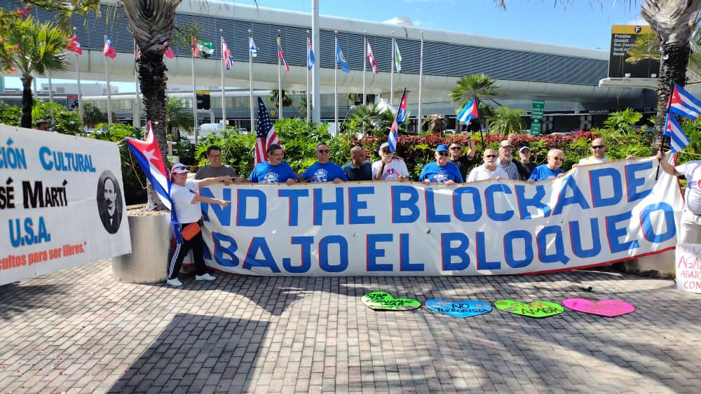 BrunoRguezP's tweet photo. Hoy volvió a brillar la solidaridad hacia nuestro pueblo desde diversas latitudes.

#JuntosXCuba amigos y compatriotas en el exterior alzaron su reclamo contra el criminal cerco que oprime a las familias cubanas.

Gracias a los que luchan por una Cuba #MejorSinBloqueo. https://t.co/OGRoERFZDm