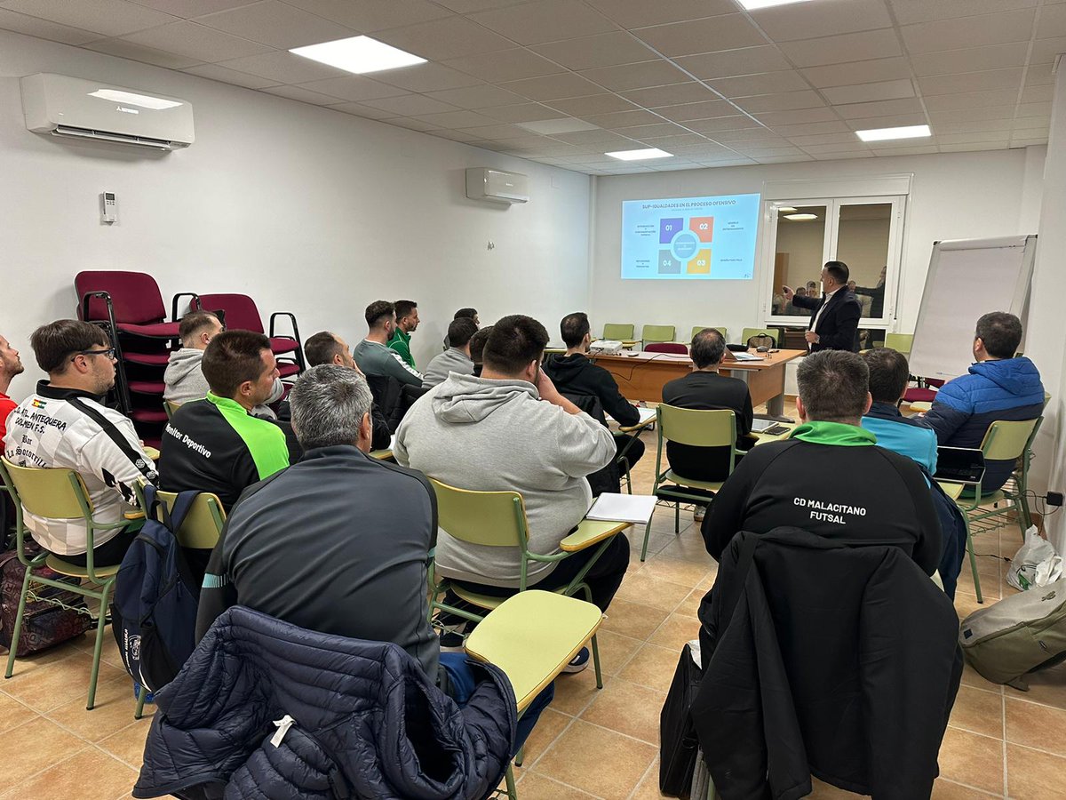 cedifa's tweet photo. ¡𝑬𝑳 𝑬𝑺𝑻𝑹𝑬𝑵𝑶!

🎆 Villanueva de Tapia acogió la primera clase de nuestro 𝙉𝙐𝙀𝙑𝙊 𝙋𝙍𝙊𝙁𝙀𝙎𝙊𝙍: Bruno García.

🥅 Curso de 𝙴𝚗𝚝𝚛𝚎𝚗𝚊𝚍𝚘𝚛 𝙽𝚊𝚌𝚒𝚘𝚗𝚊𝚕 '𝙰'.

👏 Damos las gracias al @aytovtapia por las facilidades puestas. https://t.co/XOTQStOWIJ