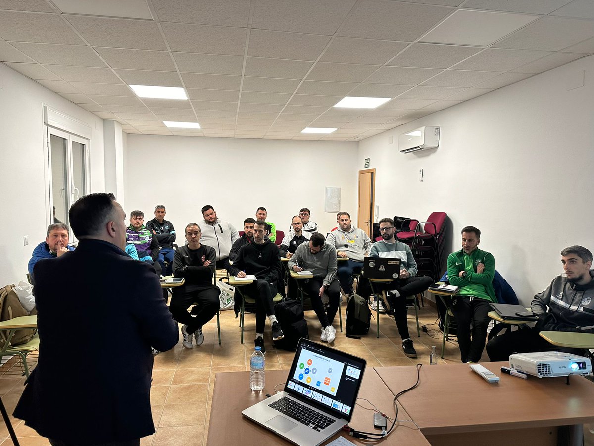 cedifa's tweet photo. ¡𝑬𝑳 𝑬𝑺𝑻𝑹𝑬𝑵𝑶!

🎆 Villanueva de Tapia acogió la primera clase de nuestro 𝙉𝙐𝙀𝙑𝙊 𝙋𝙍𝙊𝙁𝙀𝙎𝙊𝙍: Bruno García.

🥅 Curso de 𝙴𝚗𝚝𝚛𝚎𝚗𝚊𝚍𝚘𝚛 𝙽𝚊𝚌𝚒𝚘𝚗𝚊𝚕 '𝙰'.

👏 Damos las gracias al @aytovtapia por las facilidades puestas. https://t.co/XOTQStOWIJ