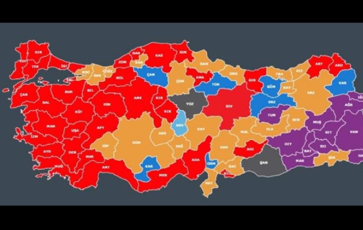 Haritaya bakınca askerlerin siyasilere parmak salladığını, Ezanın Türkçe okunduğunu, başörtünün yasaklandığını, Camilerin ahıra çevrildiğini görüyorum. Allah şer gördüğümüzü hayra çevirsin