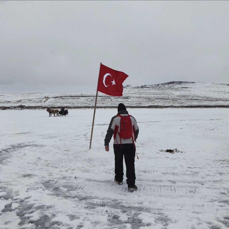 eyzira's tweet photo. Timeline bakıyorum, herkes seviniyor ve özlemle “Keşke bugünü görebilseydi, burada olsaydı” diye Önder’i anıyor. Ah be Önder, ne taşşak geçerdin bu akşam.

İnsanlar doğar, büyür, yaşar ve ölürler. Önemli olan çok yaşamak değil, yaşadığın sürece fazla bir şeyler yapabilmektir. https://t.co/Y89JCgnnjP