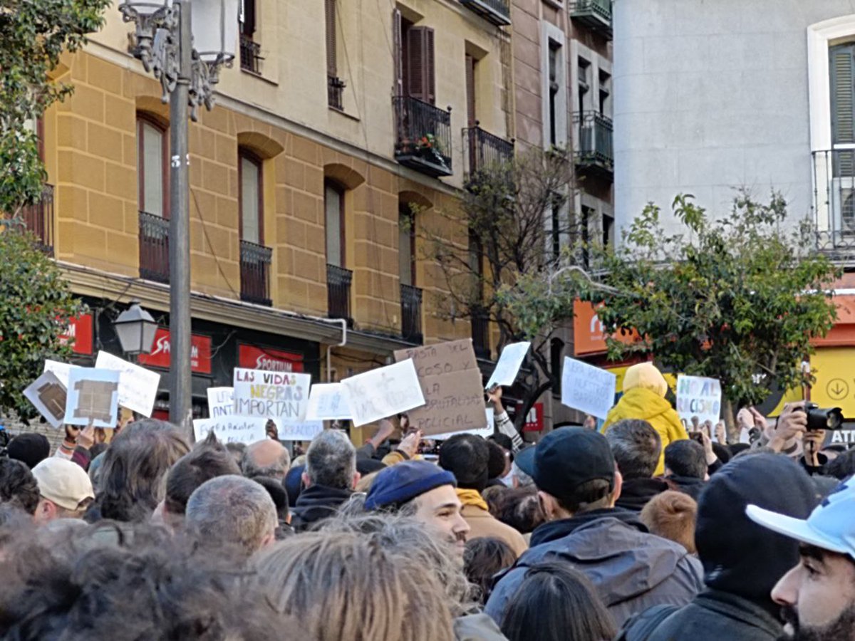 DRYmadrid's tweet photo. Concentración en Lavapiés esta misma tarde en protesta contra las agresiones racistas intolerables de la policía nacional. Desde DrY Madrid exigimos depurar al máximo las responsabilidades y echar de una vez por todas a agentes y mandos franquistas. #NingunSerHumanoEsIlegal https://t.co/mhceGeD4Zx