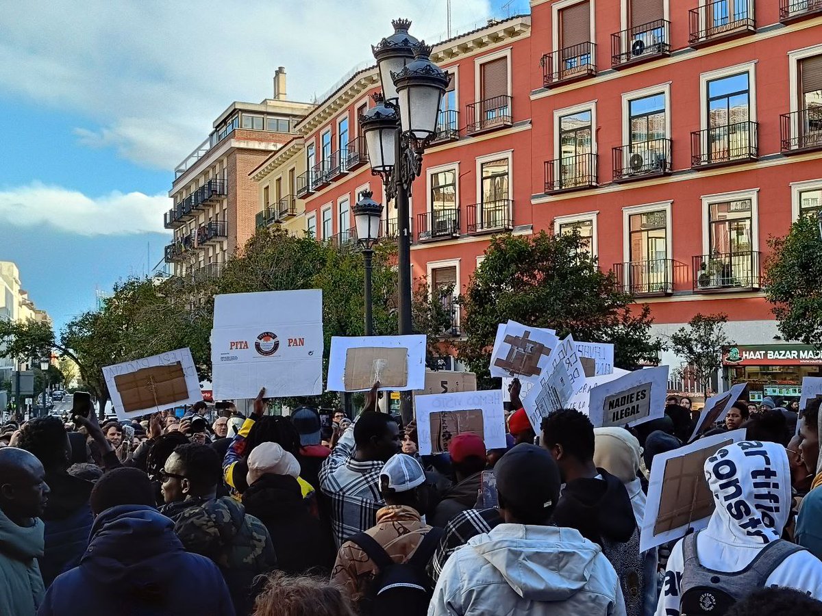 DRYmadrid's tweet photo. Concentración en Lavapiés esta misma tarde en protesta contra las agresiones racistas intolerables de la policía nacional. Desde DrY Madrid exigimos depurar al máximo las responsabilidades y echar de una vez por todas a agentes y mandos franquistas. #NingunSerHumanoEsIlegal https://t.co/mhceGeD4Zx