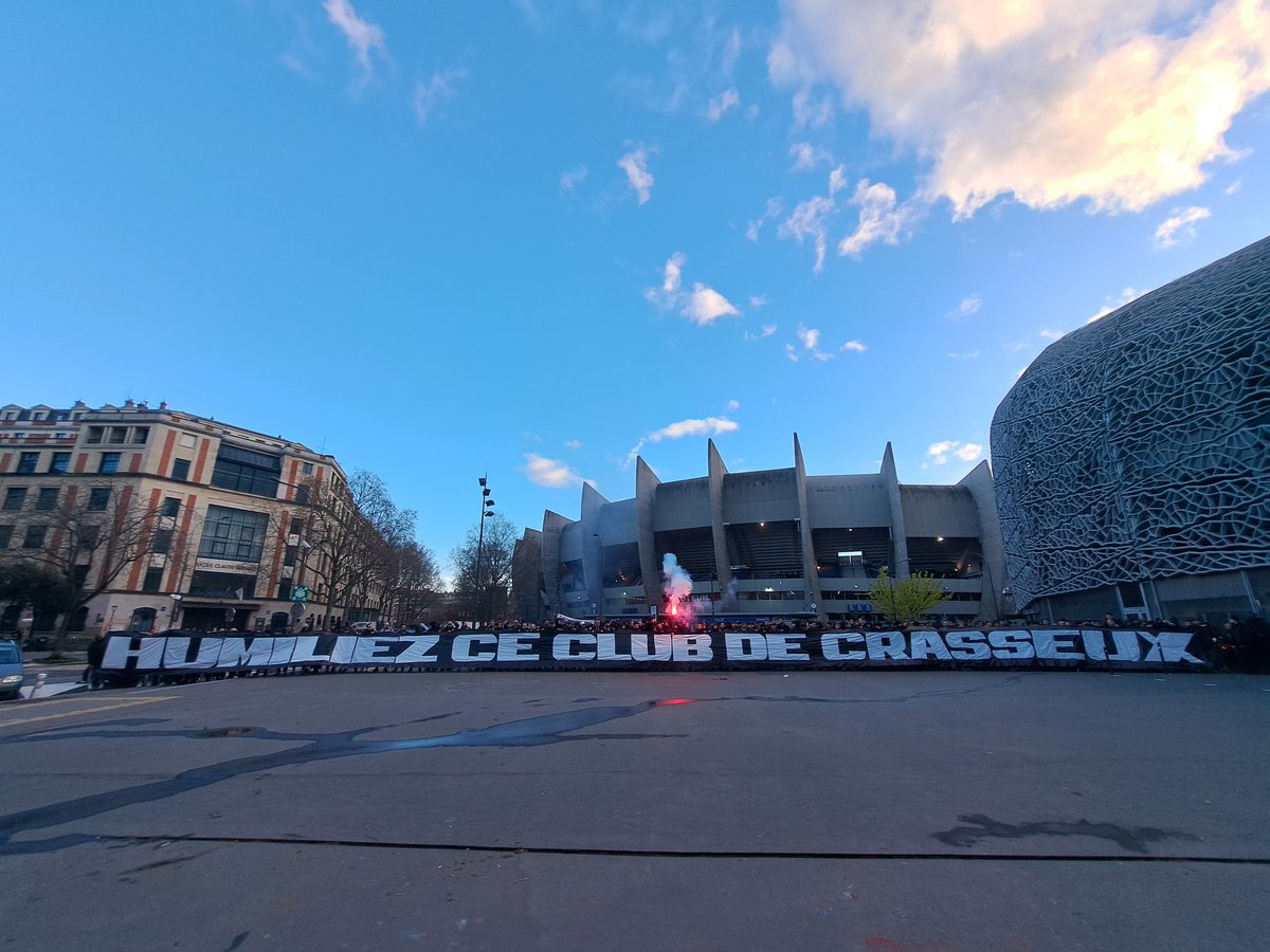 Co_Ultras_Paris's tweet photo. "HUMILIEZ CE CLUB DE CRASSEUX !!"

"MÊME SANS SUPPORTERS GAGNEZ CETTE GUERRE !!"

@PSG_inside 
#OMPSG https://t.co/LnqWS742WG