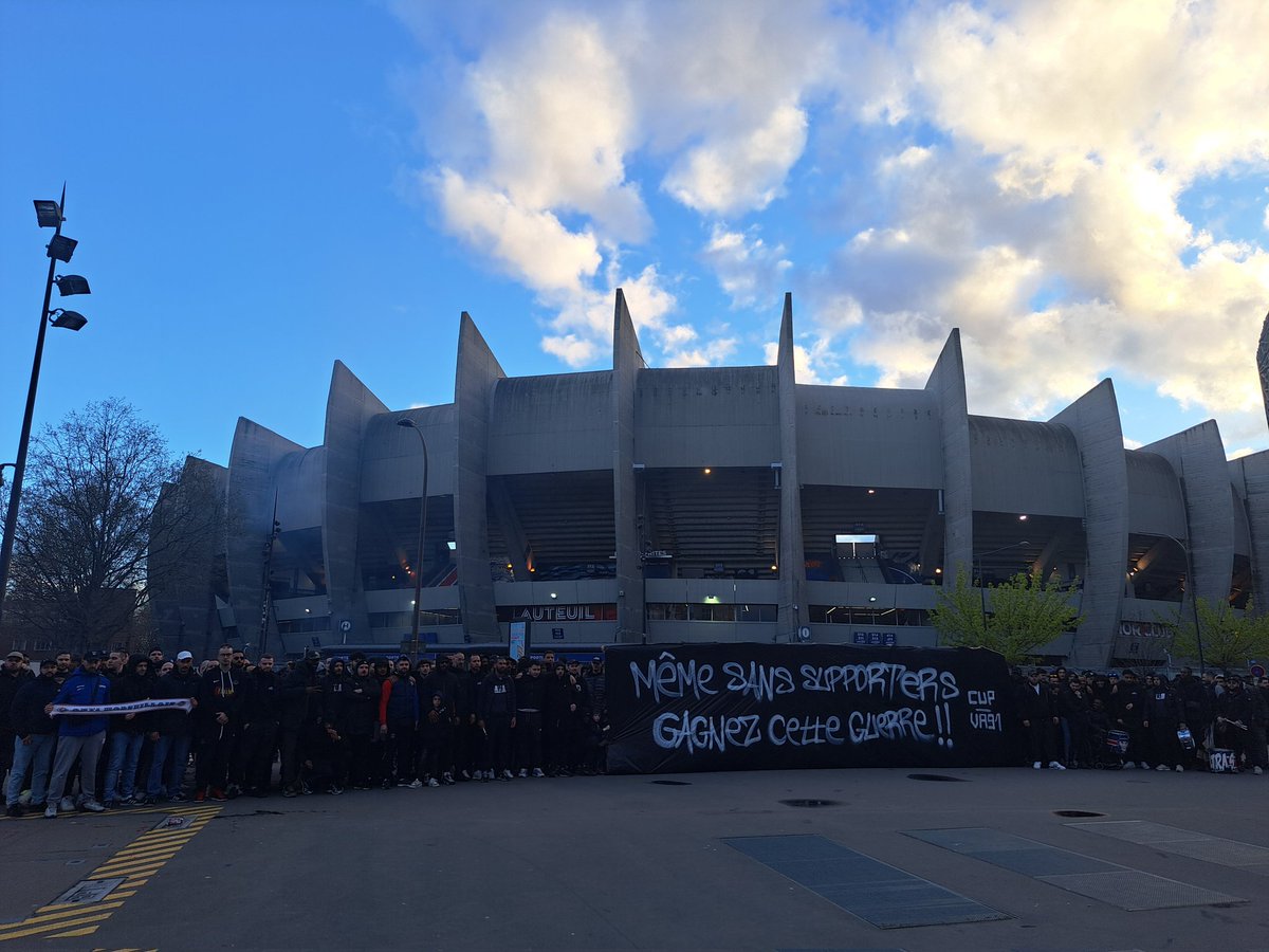 Co_Ultras_Paris's tweet photo. "HUMILIEZ CE CLUB DE CRASSEUX !!"

"MÊME SANS SUPPORTERS GAGNEZ CETTE GUERRE !!"

@PSG_inside 
#OMPSG https://t.co/LnqWS742WG