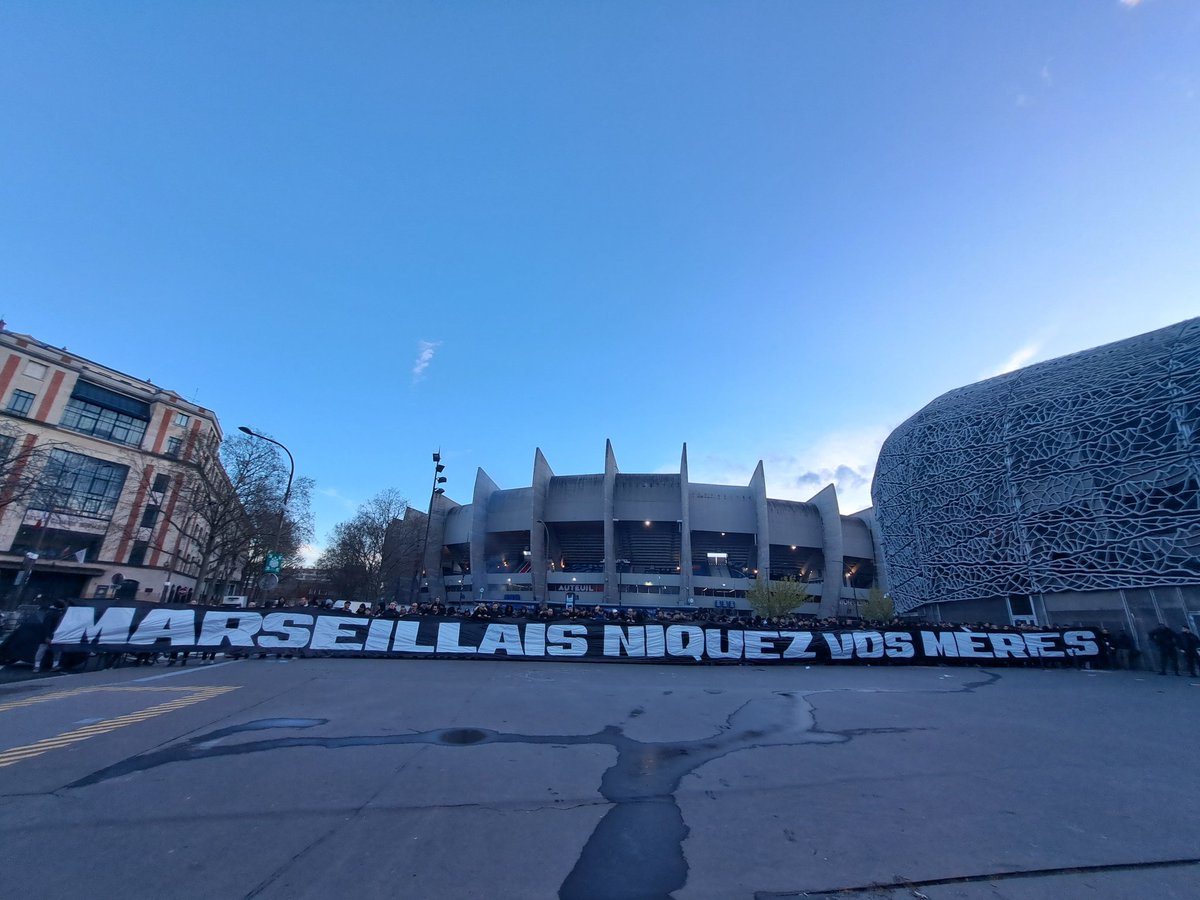 Co_Ultras_Paris's tweet photo. "HUMILIEZ CE CLUB DE CRASSEUX !!"

"MÊME SANS SUPPORTERS GAGNEZ CETTE GUERRE !!"

@PSG_inside 
#OMPSG https://t.co/LnqWS742WG
