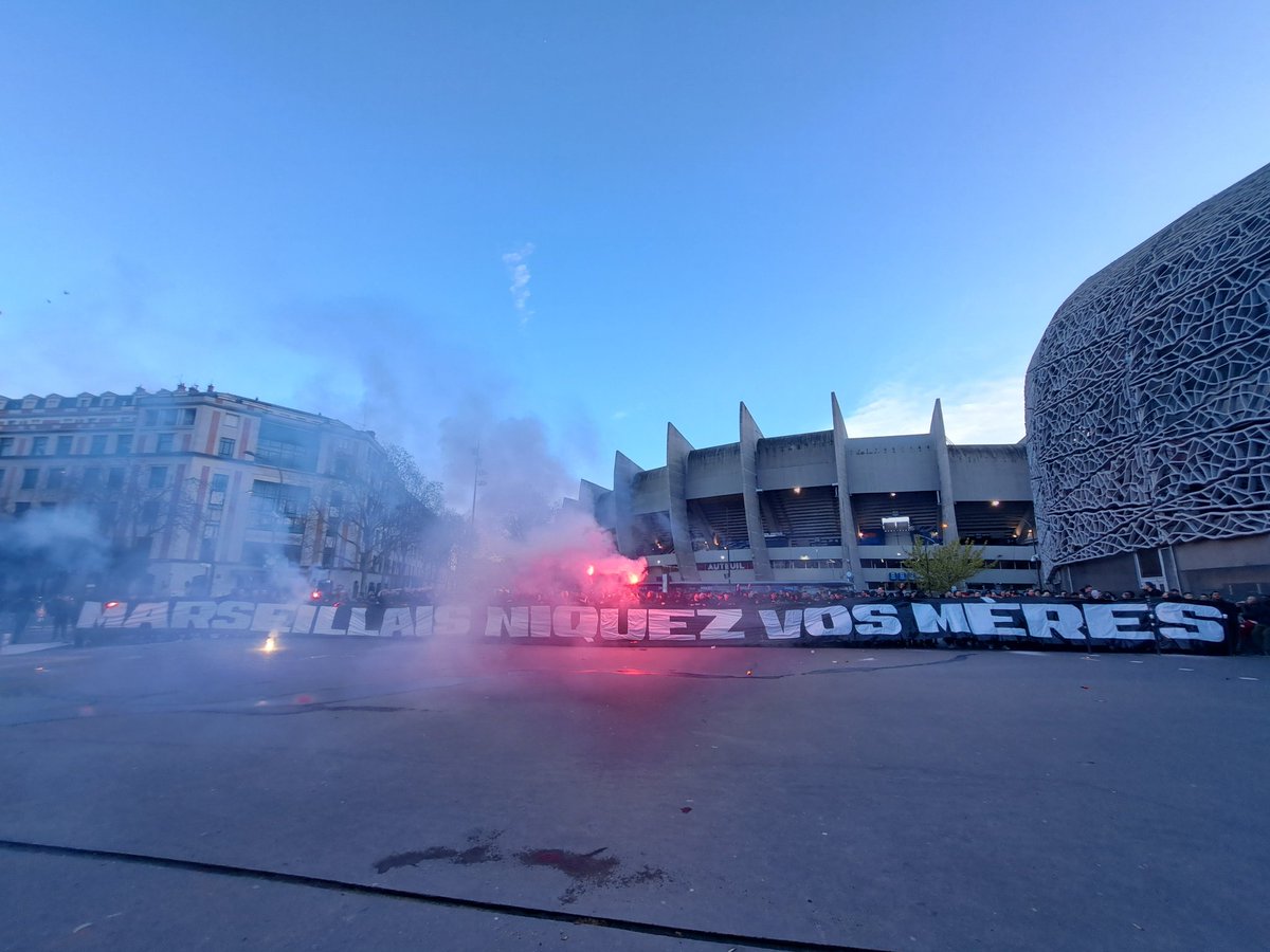 Co_Ultras_Paris's tweet photo. "HUMILIEZ CE CLUB DE CRASSEUX !!"

"MÊME SANS SUPPORTERS GAGNEZ CETTE GUERRE !!"

@PSG_inside 
#OMPSG https://t.co/LnqWS742WG