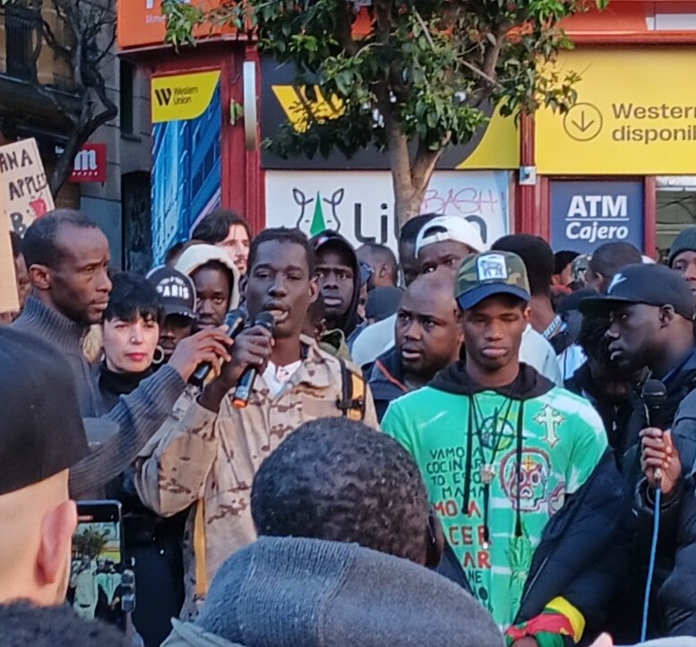En la plaza de #Lavapies, para denunciar el racismo institucional y la criminalización de las personas racializadas.
¡¡Grande <a href="/Serigne_Mbaye_/">Serigne Mbaye</a>!!