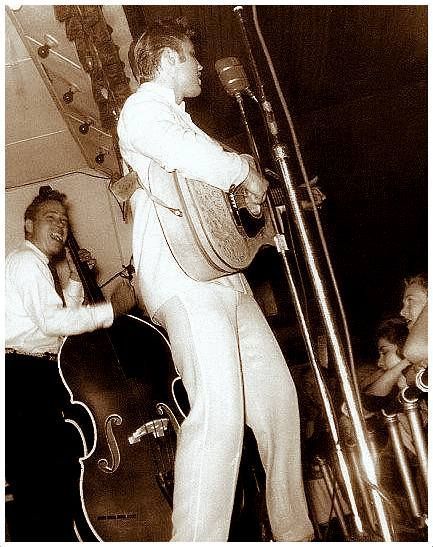 Today in 1955, #Elvis performed at the Reo Palm Isle, Longview, #Texas. More on this day at buff.ly/3ODfMA5⚡️ #elvispresley #graceland #elvisaaronpresley #elvisforever #elvispresleyfans #presley #elvisfans #elvisfan #rocknroll #memphis #tcb #theking #music