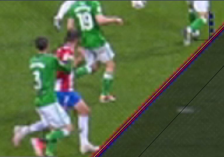LaLigaenDirecto's tweet photo. 🚨🚨🚨 Analizado el tercer gol del Girona ante el Betis.

SÍ HAY fuera de juego de Christian Stuani cuando toca Artem Dovbyk. La rodilla derecha de Pezzella (parte más atrasada) se proyecta al suelo a la altura de su bota derecha equivocadamente, cuando está a la altura de la izquierda.

Además, con las líneas tan gruesas y superpuestas que utiliza el VAR no se aclara.