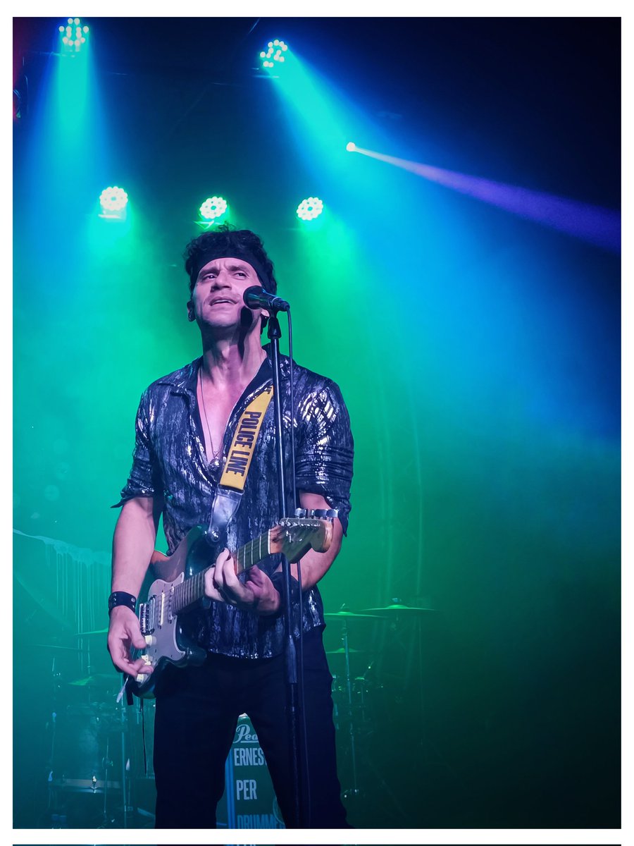 Si no tienes la cámara en la mano, no importa, coge el movil y experimenta...

Foto a Ernesto Blanco en su concierto ayer en #FábricaDeArteCubano. 

Ayer salieron fotacas, y si, todas con el movil 📸